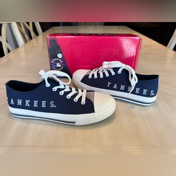 Men’s New York Yankees FOCO Tonal Wordmark Canvas Shoes - Size 8 - Picture 8 of 15